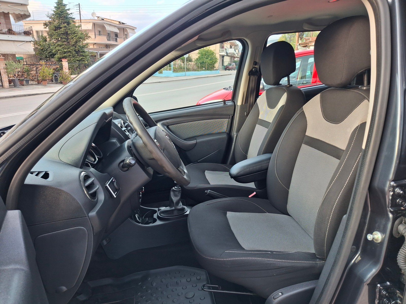 Dacia Duster 1.5 dCi Laureate 4x4 — 11