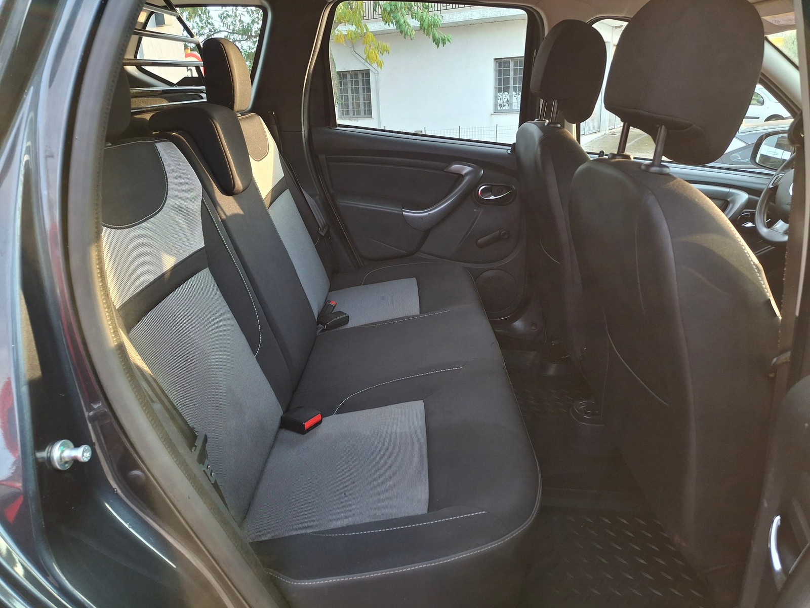 Dacia Duster 1.5 dCi Laureate 4x4 — 33