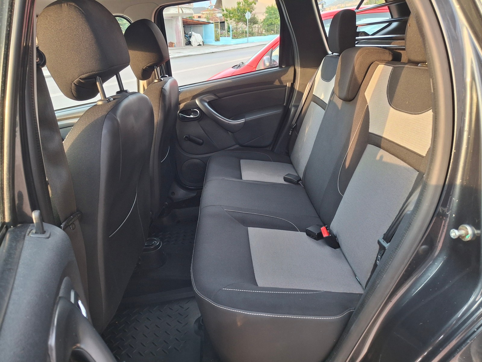 Dacia Duster 1.5 dCi Laureate 4x4 — 36