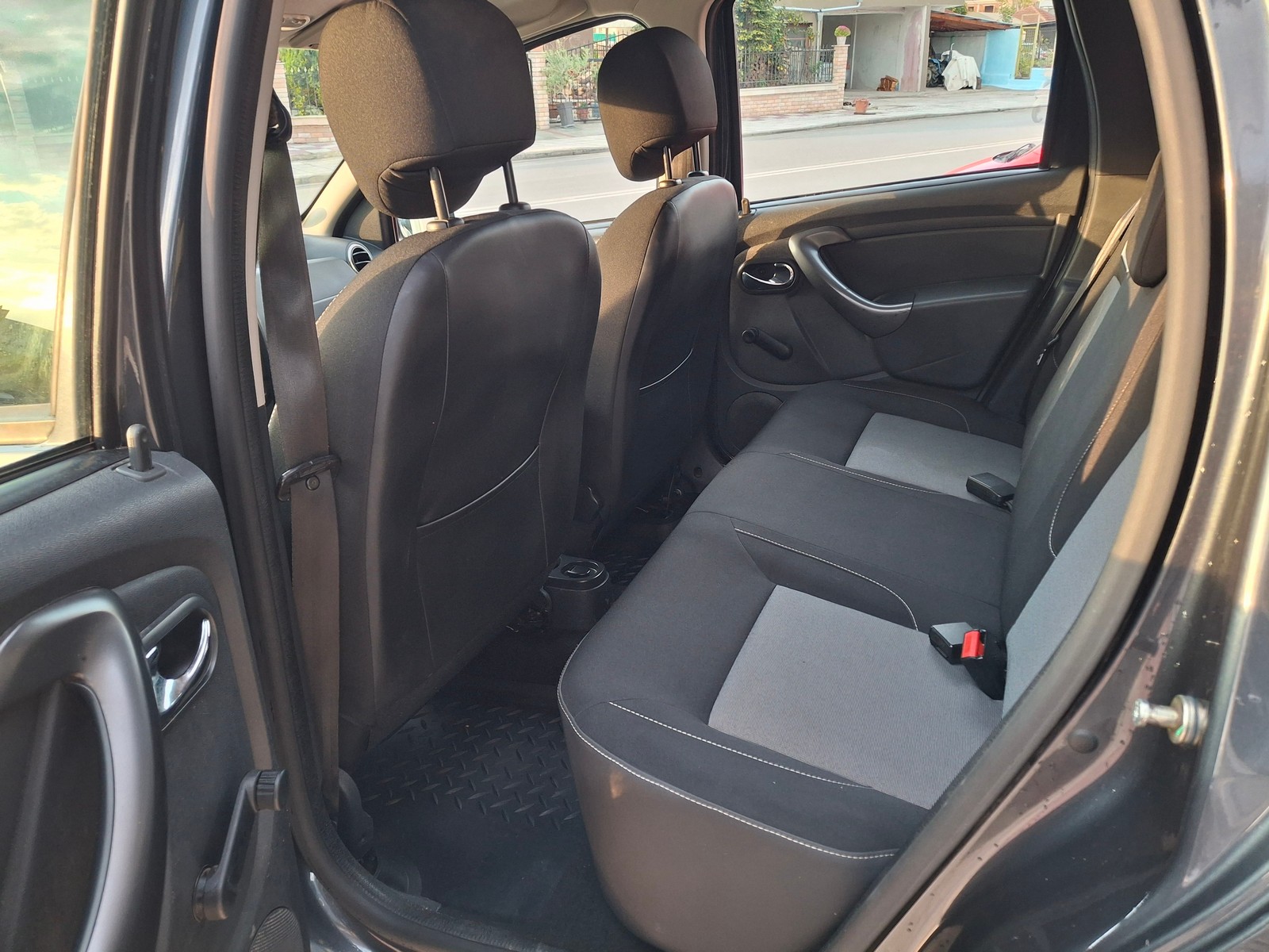 Dacia Duster 1.5 dCi Laureate 4x4 — 37