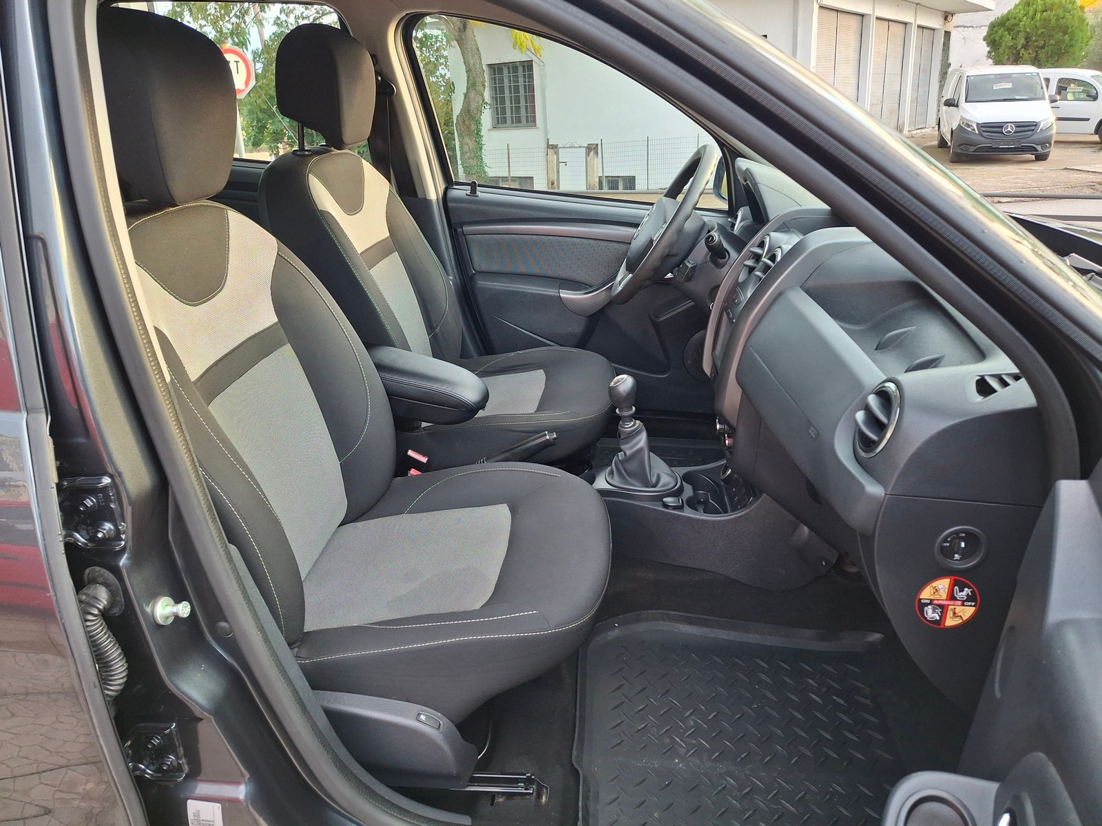 Dacia Duster 1.5 dCi Laureate 4x4 — 30